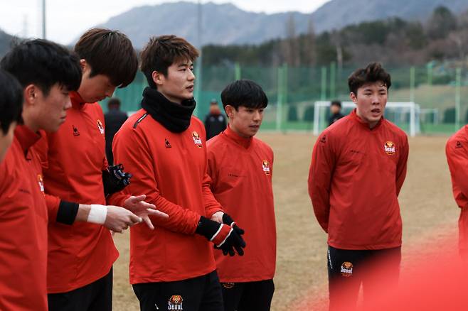 FC 서울 기성용(가운데)가 지난 25일 창원축구센터 보조구장에서 열린 팀 훈련을 마치면서 미팅을 갖고 있다. 프로축구연맹 제공
