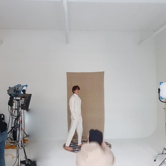 Kim Woo-bin posted a picture on his instagram on the 26th without writing.Kim Woo-bin in the public photo is wearing all white costumes and is shooting.Especially, it is not easy to digestion All White costume as Model from a negative, and it attracts my attention with my own charm.Meanwhile, Kim Woo-bin will appear in Choi Dong-hoons new film, The Alien (Gase).