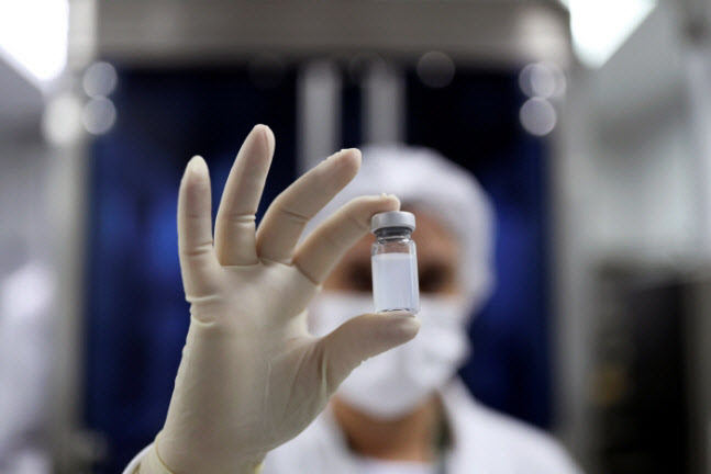 한 의료진이 중국 제약사 시노백이 만든 코로나19 백신을 들어 보이고 있다. (사진=로이터연합뉴스)
