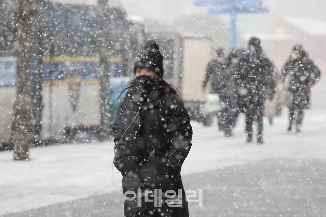 수도권에 시간당 2cm 내외 다소 강한 눈이 예보된 지난 18일 서울 종로구 광화문 일대에 폭설이 내리고 있다.(사진=이영훈 기자)
