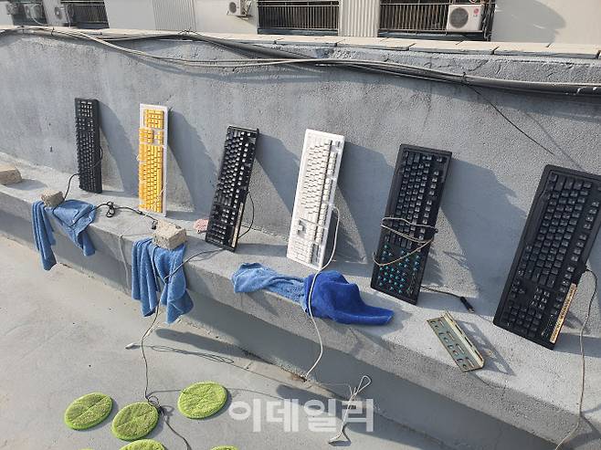 27일 오후 서울 성동구 한 PC방 건물 옥상에 키보드들이 놓여져 있다. PC방 사장 이모(48)씨는 “집합제한 조치로 월세 내기도 힘들어 가게 물품들을 중고로 팔아 생활비를 마련하고 있다”고 말했다. (사진=공지유 기자)