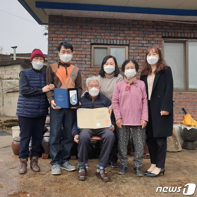 65년만에 국가유종자 증서를 받은 6·25전쟁 참전용사 이상재씨(왼쪽 세 번째)와 가족들이 기념사진을 촬영하고 있다. (대전지방보훈청 제공) © 뉴스1