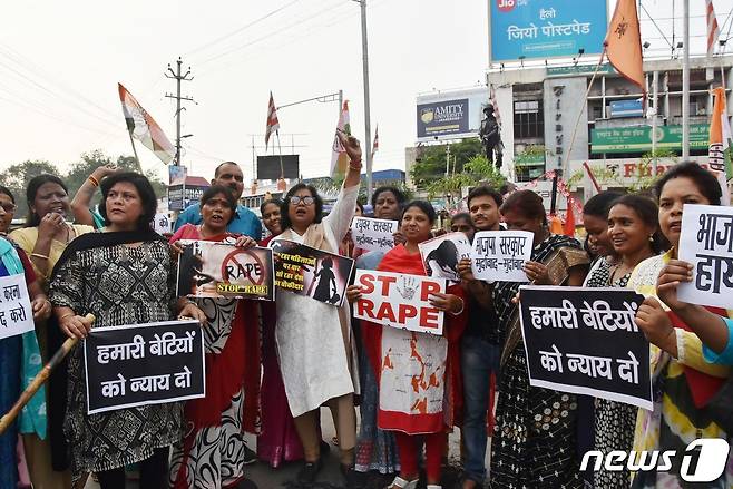 인도 여성들이 2018년 여성을 상대로 한 성범죄 근절을 요구하는 시위를 벌이고 있다. © AFP=뉴스1