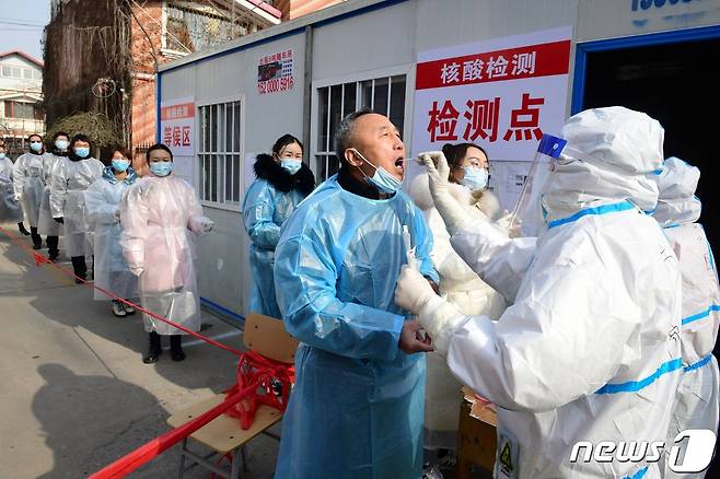 중국 허베이성 시민들이 코로나19 진단 검사를 받고 있다.© AFP=뉴스1