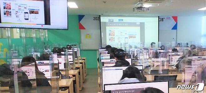 배재대 학생들이 미국 조지아공과대학 임성규 교수에게 ‘AI·SW선도대학 해외교육’을 비대면 원격 실시간 온라인 교육을 받고 있다. (배재대 제공) © 뉴스1