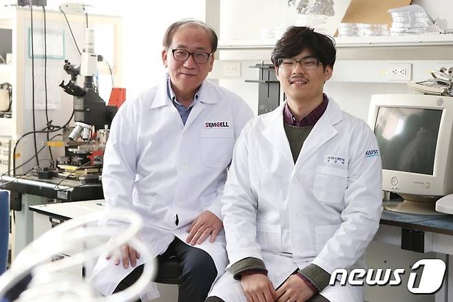 (왼쪽부터)KAIST 바이오및뇌공학과 조영호 교수,윤성현 박사(사진제공 KAIST)© 뉴스1