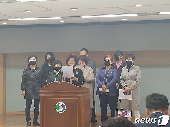 21일 충주라이트월드 투자자 상인회 관계자가 충주시청에서 기자회견을 열고 조길형 충주시장을 검찰에 고발하겠다고 밝히고 있다.2020.5.21 /© 뉴스1