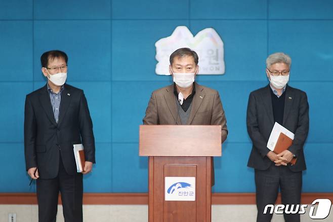 27일 전춘성 전북 진안군수(가운데)가 신년 기자회견을 갖고 있다.(진안군제공)2021.1.27/뉴스1 © News1