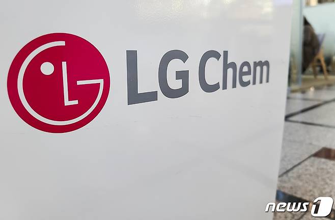 서울 여의도 LG트윈타워 내 LG화학 로고. 2020.9.22/뉴스1 © News1 허경 기자