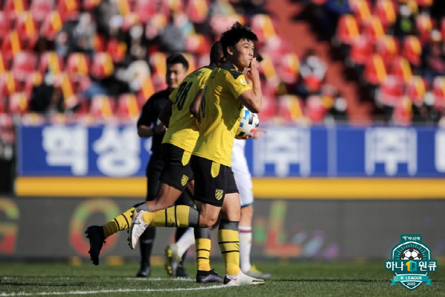 전남 드래곤즈 이종호가 지난해 10월24일 광양전용구장에서 열린 대전하나시티즌과 경기에서 득점포를 가동한 뒤 세리머니하고 있다. 제공 | 한국프로축구연맹