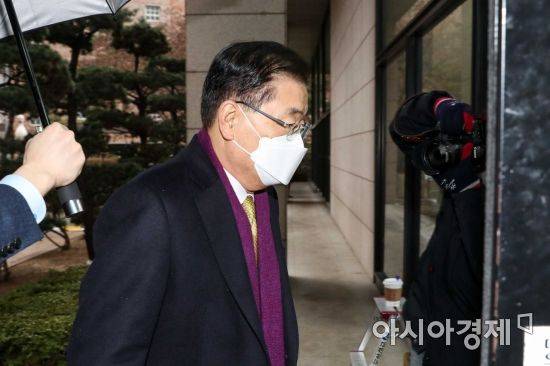 정의용 외교부 장관 후보자가 26일 서울 종로구 한 빌딩에 마련된 인사청문회 준비 사무실로 출근하고 있다./강진형 기자aymsdream@