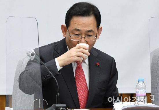 주호영 국민의힘 원내대표가 26일 국회에서 열린 원내대책회의에 참석, 발언을 마친 후 물을 마시고 있다./윤동주 기자 doso7@