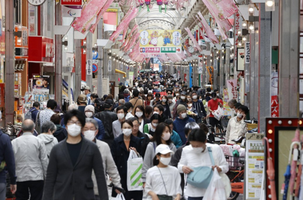 일본 도쿄도 시나가와구의 상점가에서 마스크를 쓴 사람들이 이동하고 있다./연합뉴스