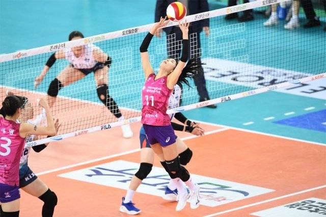 흥국생명 세터 이다영이 26일 인천 계양체육관에서 열린 GS칼텍스와의 경기에서 허리를 꺾어 공격수에게 공을 토스하고 있다. 흥국생명은 이날 라이벌 GS칼텍스에 3-1로 이기며 4라운드 전승(5연승)을 달성했다. KOVO 제공