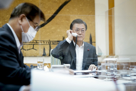 문재인 대통령이 지난 26일 시진핑 중국 국가 주석과 통화하는 모습. 청와대 제공.