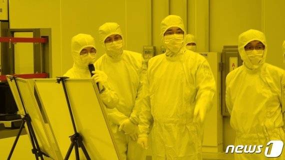 이재용 삼성전자 부회장이 1월 4일 경기도 평택에 위치한 반도체 사업장을 방문, EUV(극자외선) 전용라인을 점검하고 있다./뉴스1