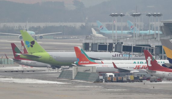 27일 인천국제공항 전망대에서 바라본 계류장에 여객기들이 대기 중이다. 뉴스1