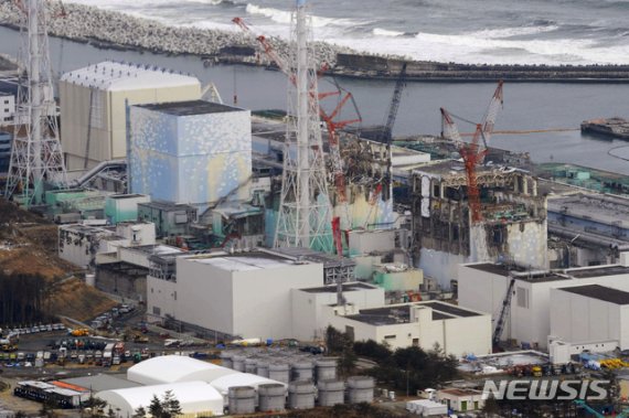 일본 후쿠시마현 오쿠마에 있는 원전 1호기와 2호기, 3호기의 2012년 3월 11월 모습(왼쪽부터). 일본 정부는 원전 오염수의 해양방출을 추진하고 있다. AP뉴시스