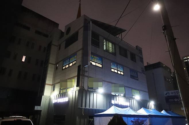26일 오후 광주 광산구 운남동 티시에스(TCS)국제학교에 불이 켜져 있다. 연합뉴스