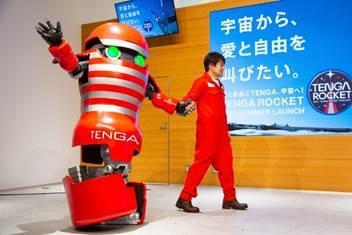 텐가 관계자가 올 여름 발사 예정인 우주 로켓에 탑재할 로봇 모형을 소개하고 있다. 텐가코리아 제공