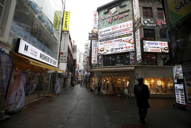 코로나19 확산 직전에 비해 인적이 드물어진 서울 중구 명동거리의 모습. 뉴시스