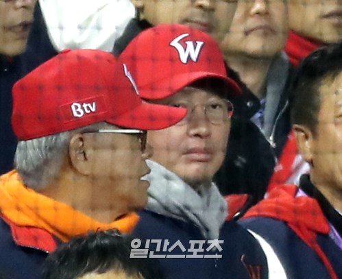 2018년 한국시리즈 두산 베어스와 SK 와이번스의 6차전 경기를 지켜보고 있는 최태원 SK 회장의 모습