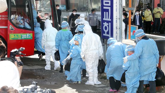 광주 광산구 운남동 광주 TCS 국제학교에서 확진자들이 치료 센터로 향하는 이송 버스에 오르고 있다. 연합뉴스