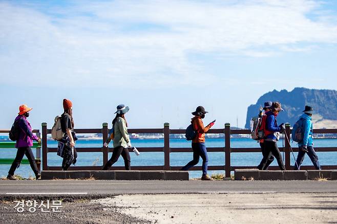 제주 올레길을 걷고 있는 여행자들. 사단법인 제주올레 제공