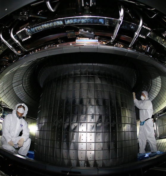 Researchers at the Korea Institute of Fusion Energy inspect the interior of the Korea Superconducting Tokamak Advanced Research (Kstar) project at the organization’s headquarters in Daejeon on Wednesday. Last year, Kstar, dubbed the artificial sun, set a record by operating at 100 million degrees Celsius (180 million degrees Fahrenheit) for more than 20 seconds. The institute plans to break more records in its research into fusion energy, such as managing the temperature for 30 seconds, this year. [NEWS 1]