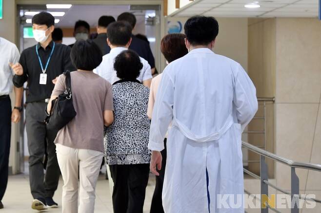 병원에서 의료진이 이동하고 있다. 박효상 기자