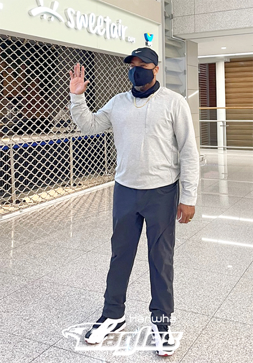 프로야구 한화이글스의 조니 워싱턴 타격코치가 27일 입국했다. 사진=한화이글스 제공