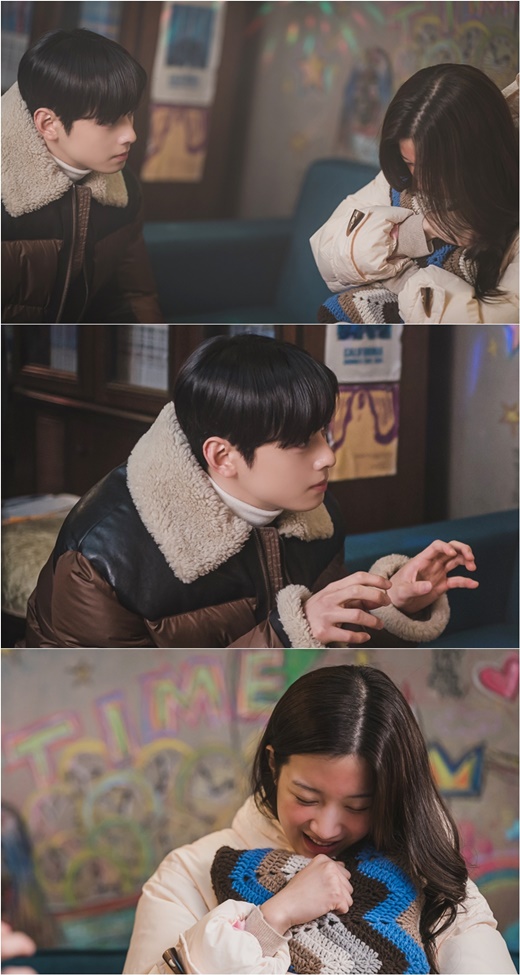 In Goddess River Forest, Cha Eun-woo is equipped with a lovely lovely for Moon Ga-young, which makes the woman melt.The cable channel tvN tree drama Goddess Gangrim is a romantic comedy that grows by sharing the secrets of each other with Ju-kyung (Moon Ga-young), who has a complex appearance and has become a goddess through Makeup, and Suho (Cha Eun-woo), who keeps her scars.In the last broadcast, Shinshin Couple Ju-kyung and Suho became more and more painful by giving each other pain.However, Ju-kyung was panicked when his past video, which was called a dumpling shuttle in a bamboo forest, came up, and he was saddened by the way Suhos hands were thrown away.However, Ju-kyung is growing self-esteem with the help of Suho, so I am curious about the future development.Among them, Goddess Kangrim will unveil Ju-kyung and Suhos Steel Series, which they face in a comic book room ahead of the 13th broadcast on the 27th, capturing their attention.Ju-kyung in the open SteelSeries is sulky with a cushion in his arms.Suho sets eye level with Ju-kyung, and looks at him with a warm gaze.In addition, Suho attracts attention with a cute figure who plays Lovely for Ju-kyung.Especially Suho is laughing with a charming gesture that reminds me of Ju-kyungs signature Lovely Earhung, and his sweet eyes that do not keep an eye on Ju-kyung shake his heart.Soon, the smile of Ju-kyung makes the viewer feel relieved.So, there is a growing interest in the broadcast of Goddess Kanglim, whether Ju-kyung will be able to overcome the difficulties in Suhos limited-class Lovely operation.The 13th episode of Goddess Gangrim, based on the popular webtoon of the same name, will be broadcast at 10:30 pm today (27th).