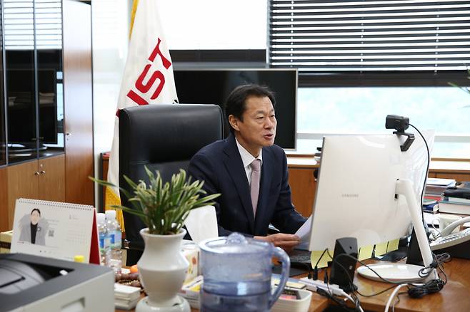 김이환 UST 총장이 신임교수 온라인 워크숍에서 환영사를 전하고 있다.[UST 제공]