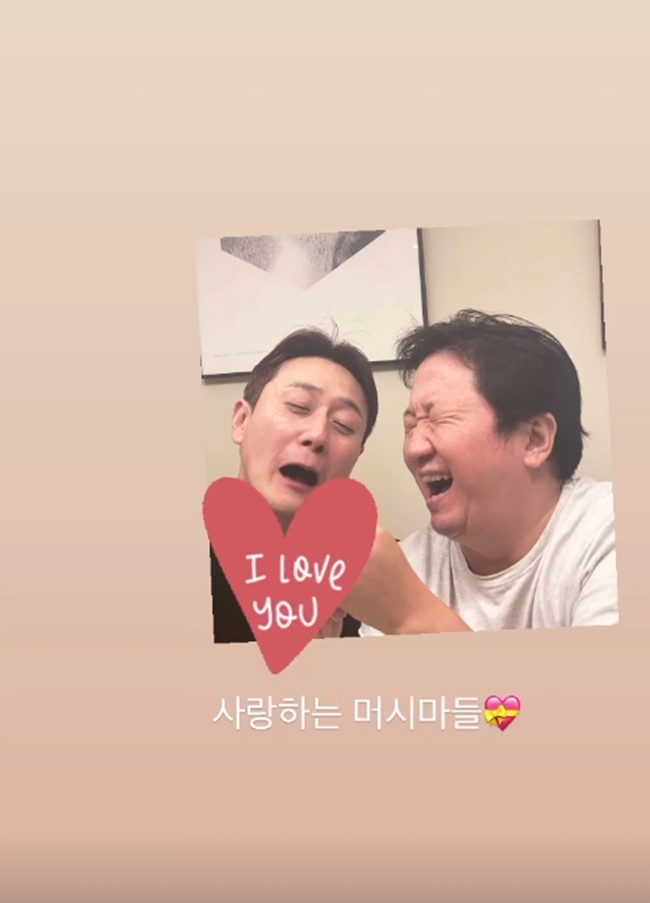 Han Yu-ra, a former broadcasting writer, told her husband, Jeong Hyeong-don, about her recent situation.Han Yu-ra posted an article on his Instagram story on January 27 called Love Mercimas.In the photo, there are the broadcasts Wonhyo Kim and Jeong Hyeong-don.Especially, Jeong Hyeong-don attracted attention because he was laughing brightly with his face as if he was enjoying time with Wonhyo Kim.Previously, Jin Young-don joined KBS as a comedian for 17th KBS bond, followed by Wonhyo Kim with 22 and boasted a strong relationship with seniors.