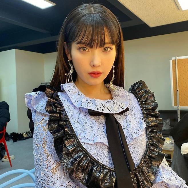 Actor and Singer IU directly promoted the new song Celebrity.On January 27, the IU posted a photo on his personal instagram with an article entitled 10 Minutes After Celebrity.In the photo, IU is showing off its beautiful appearance with purple dresses and moon-shaped earrings, especially with a dotty look and Goddess beauty.