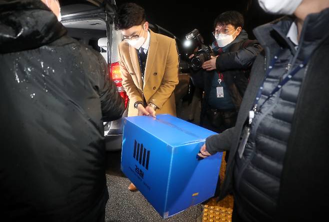 '김학의 출금 사건' 법무부에서 압수품 박스 들고 나오는 검찰. 연합뉴스