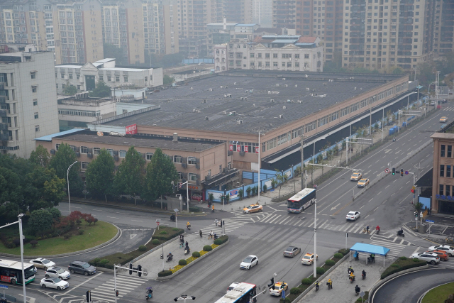 지난 2019년 12월 코로나19 팬데믹이 시작됐던 후베이성 우한의 화난수산물시장 전경. 2020년 12월 8일자 사진으로, 여전히 출입이 봉쇄돼 있다. /로이터연합뉴스
