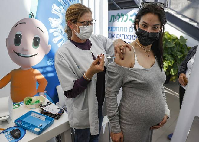 23일(현지시간) 이스라엘 임산부가 화이자 백신을 접종받는 모습(사진=AFP)