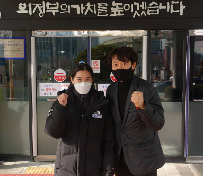 한국 쇼트트랙 차세대 에이스 김지유(왼쪽)를 영입한 제갈성렬 의정부시청 빙상팀 총감독. 사진=이석무 기자