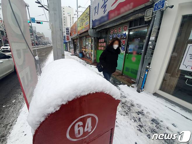 대설특보가 내려진 지난 18일 오전 광주 북구 오치동 한 우체국통에 눈이 쌓여 있다.2021.1.18 /뉴스1 © News1 허단비 기자