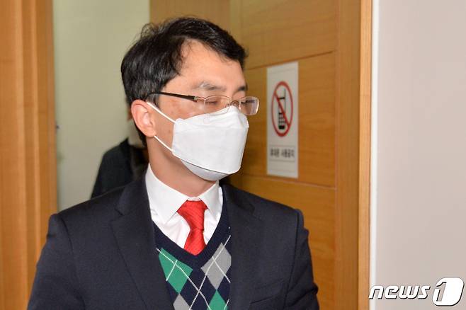 공직선거법위반혐으로 재판에 넘겨진 무소속 김병욱(포항남·울릉) 의원이 28일 대구지원지방법원 포항지원에서 열린 선고공판에서 당선 무효형인 150만원을 선고받은 후 법정을 나서고 있다. 김 의원은 공식 선거운동이 기간 중 정상적인 회계과정을 거치지 않고 지출한 혐의를 받고 있다. 김 의원 측은 "즉각 항소하겠다＂고 밝혔다. 2021.1.28/뉴스1 © News1 최창호 기자