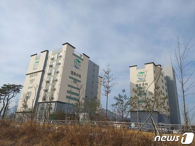 충북 보은의 보은산업단지 내에 건립한 산업단지형 행복주택 전경. © 뉴스1