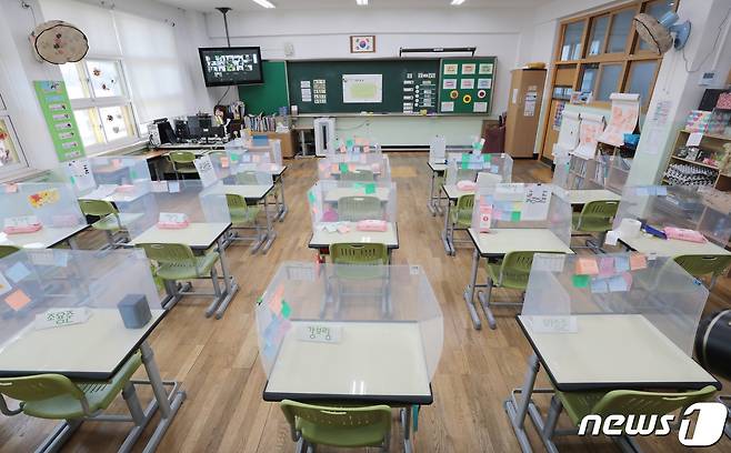 지난 27일 서울 노원구 소재 한 초등학교에서 교사가 개학한 아이들과 온라인 수업을 진행하고 있다./뉴스1 © News1 이성철 기자