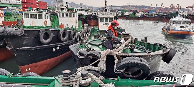 28일 오전 부산 해양경찰서 직원이 부산항 5부두 선박계류 상태를 점검하고 있다.(부산 해양경찰서 제공) © 뉴스1