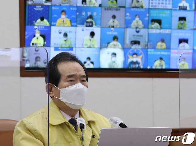 정세균 국무총리가 28일 오전 서울 종로구 정부서울청사에서 열린 코로나19 중앙재난안전대책본부(중대본) 회의에서 모두 발언을 하고 있다. 2021.1.28/뉴스1 © News1 송원영 기자