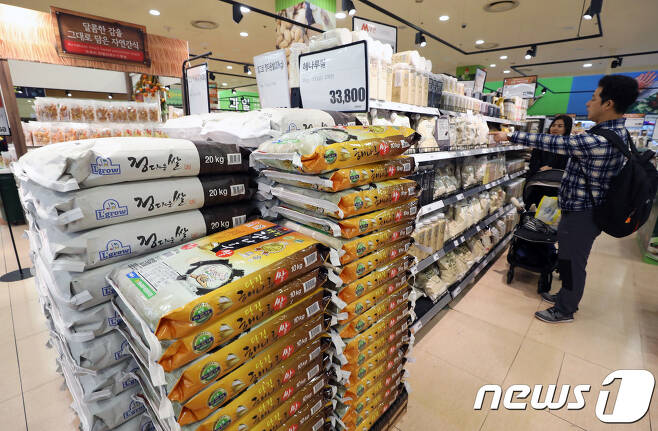 10일 오후 서울 시내의 한 대형마트에서 시민들이 쌀을 살펴보고 있다. /뉴스1 © News1 이재명 기자