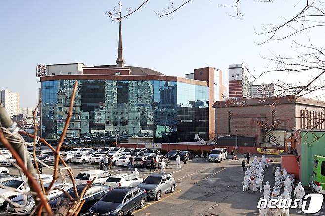 28일 오전 광주 서구 쌍촌동 안디옥교회 주차장에 신도를 대상으로 코로나19 검사를 위해 임시선별진료소가 설치됐으나, 한산하다. 2021.1.28/뉴스1 © News1 황희규 기자