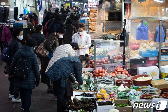 설날을 보름여 앞둔 26일 서울시내 한 전통시장을 찾은 시민들이 장을 보고 있다.  2021.1.26 /뉴스1 © News1 유승관 기자