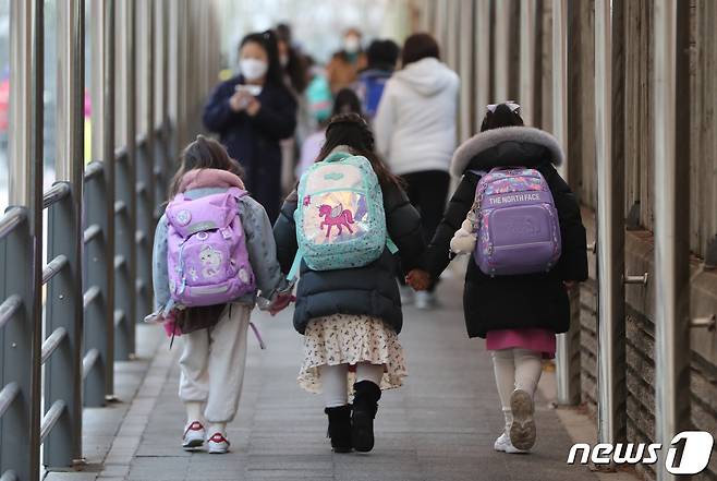 서울 시내 한 초등학교에서 지난 27일 학생들이 등교하고 있다. 2021.1.27/뉴스1 © News1 이성철 기자