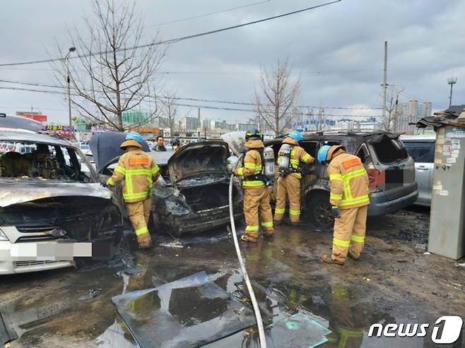 28일 오후 2시22분쯤 대구 달서구 장동의 한 자동차 상사에서 불이 났다. 이 불로 인명피해는 없었으나 주차 중인 차량 3대가 불에 탔다.(대구소방안전본부 제공)2021.1.28© 뉴스1